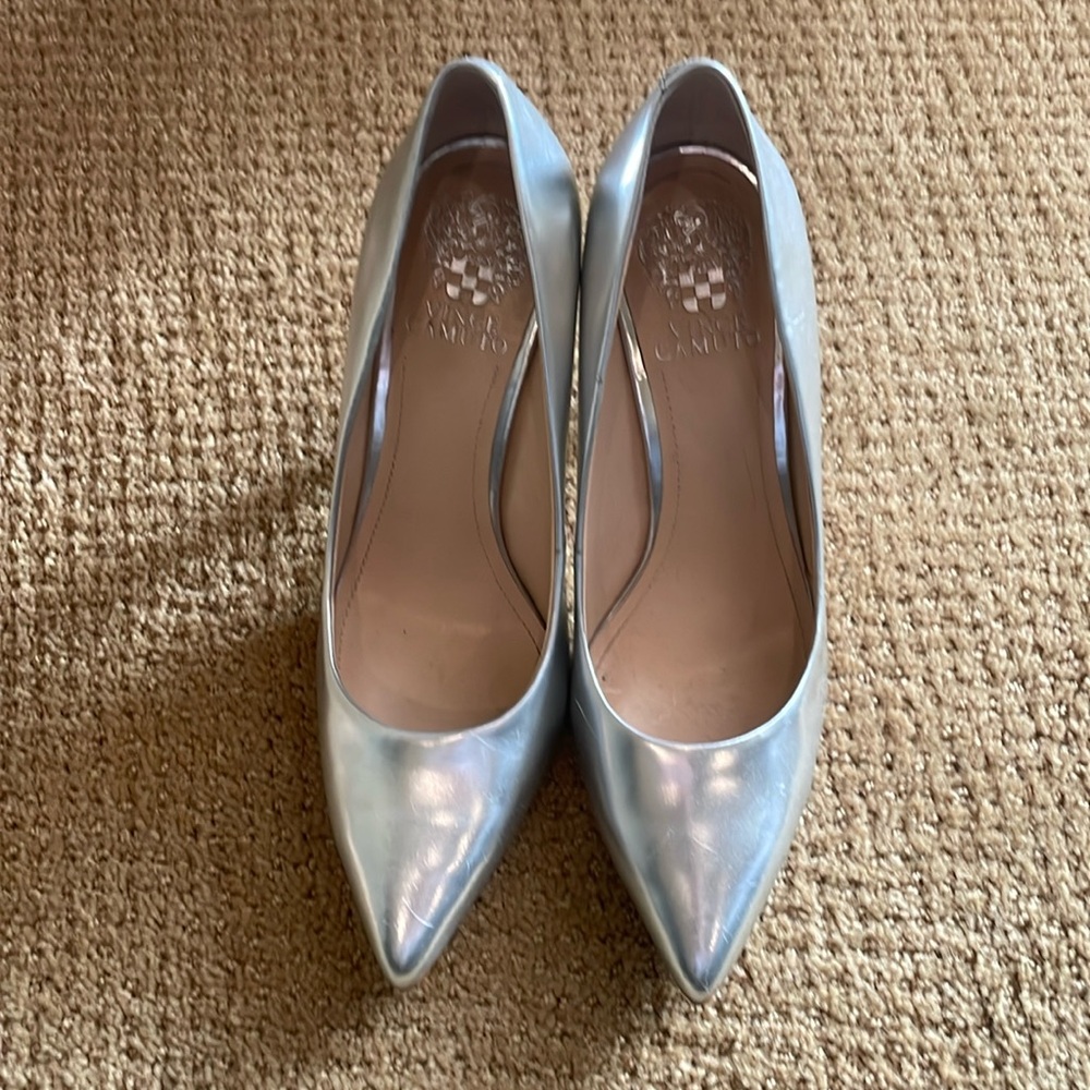 2015 Vince Camuto silver pumps size 39/9M